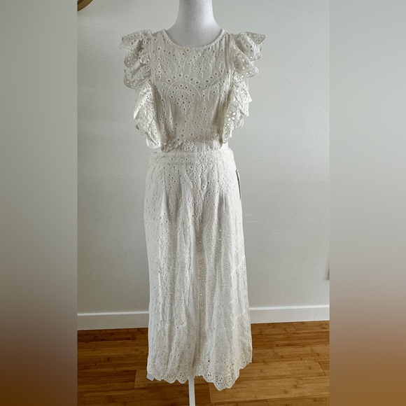 New ELEGANT WHITE LACE JUMPSUIT CUT OUT WITH BAND SLEEVE DETAILED - Picture 6 of 11
